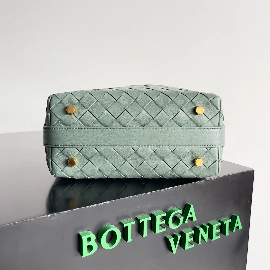 Batch 1360 It is predicted that BV Bottega’s lunch bag will be popular again this year. The entire bag is made of top nappa lambskin, which is very soft and lightweight. It also uses the intrecciato weaving process that the two founders spent several months developing from the beginning of the brand. It is completely hand-woven by Italian craftsmen. It perfectly reflects the craftsmanship of Bottega. The entire bag shape is also a very practical and popular lunch box bag type. The slightly curved arc of the bag mouth can also better fit our wrists. Style number: 754443 Size: 22*13*9